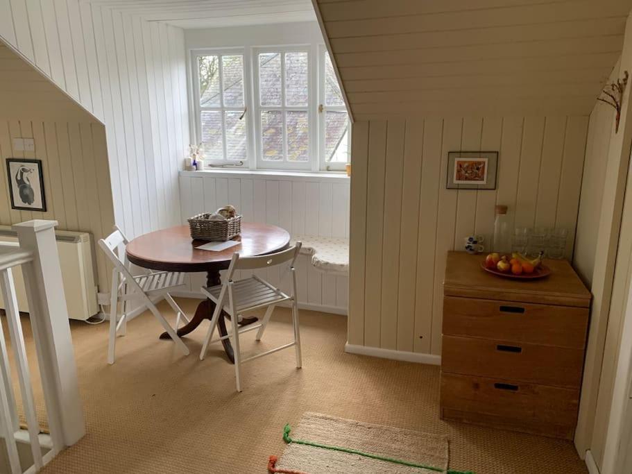 Trinity Annexe An Adorable First Floor Light And Lofty Space Within An AonbGodmanstone エクステリア 写真