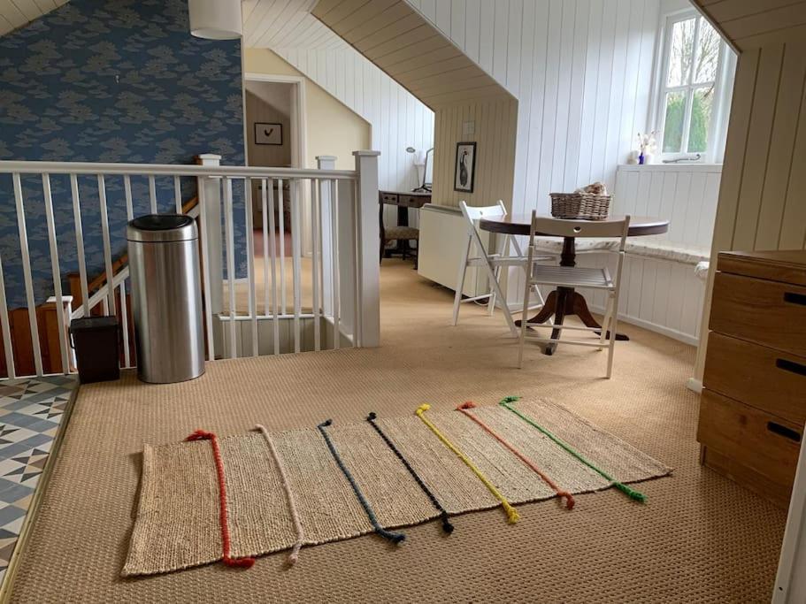 Trinity Annexe An Adorable First Floor Light And Lofty Space Within An AonbGodmanstone エクステリア 写真