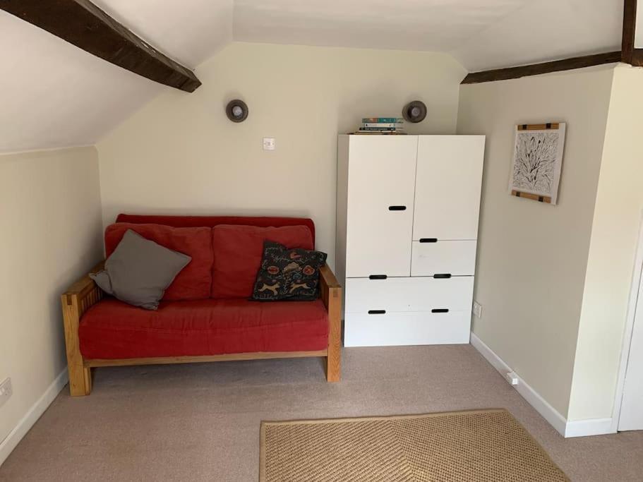 Trinity Annexe An Adorable First Floor Light And Lofty Space Within An AonbGodmanstone エクステリア 写真