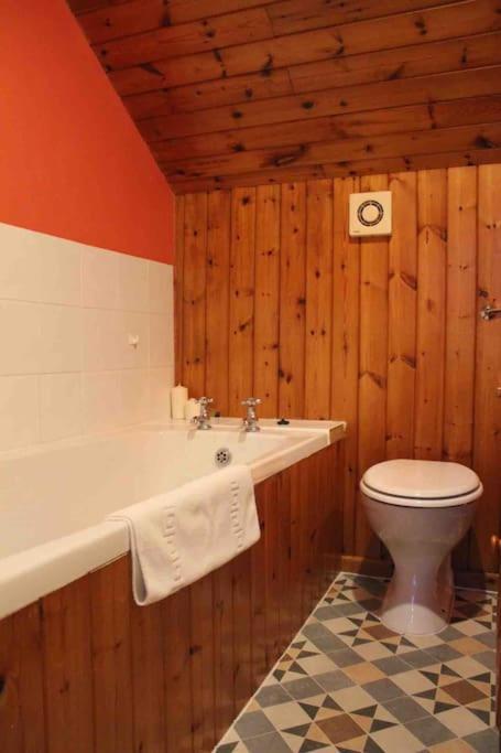 Trinity Annexe An Adorable First Floor Light And Lofty Space Within An AonbGodmanstone エクステリア 写真