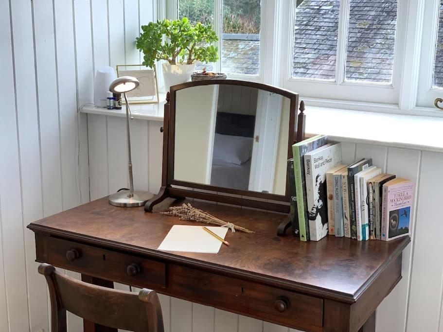 Trinity Annexe An Adorable First Floor Light And Lofty Space Within An AonbGodmanstone エクステリア 写真