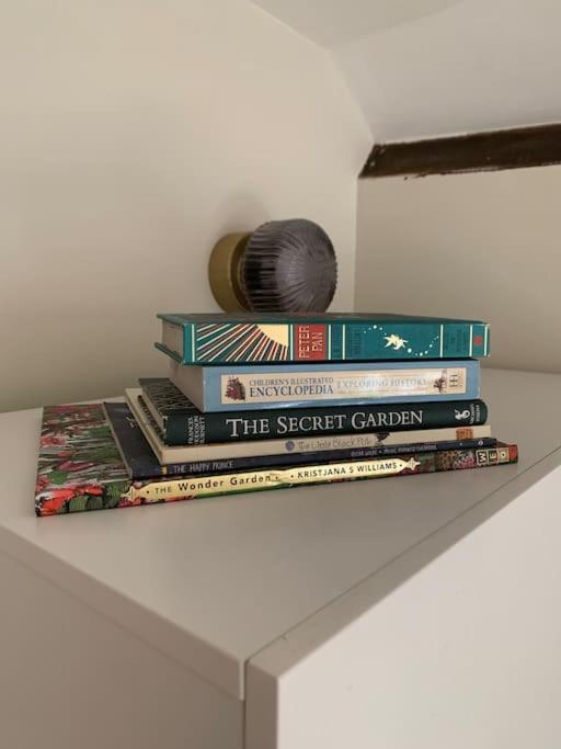 Trinity Annexe An Adorable First Floor Light And Lofty Space Within An AonbGodmanstone エクステリア 写真