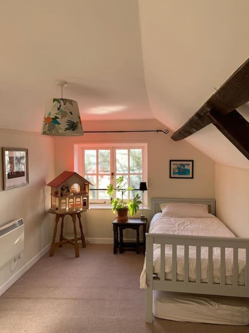 Trinity Annexe An Adorable First Floor Light And Lofty Space Within An AonbGodmanstone エクステリア 写真