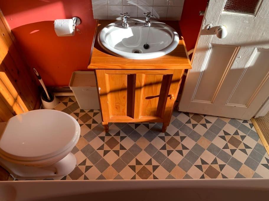 Trinity Annexe An Adorable First Floor Light And Lofty Space Within An AonbGodmanstone エクステリア 写真